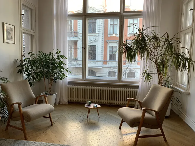 Helle Praxisräume in Berlin Charlottenburg mit zwei Sesseln am Fenster