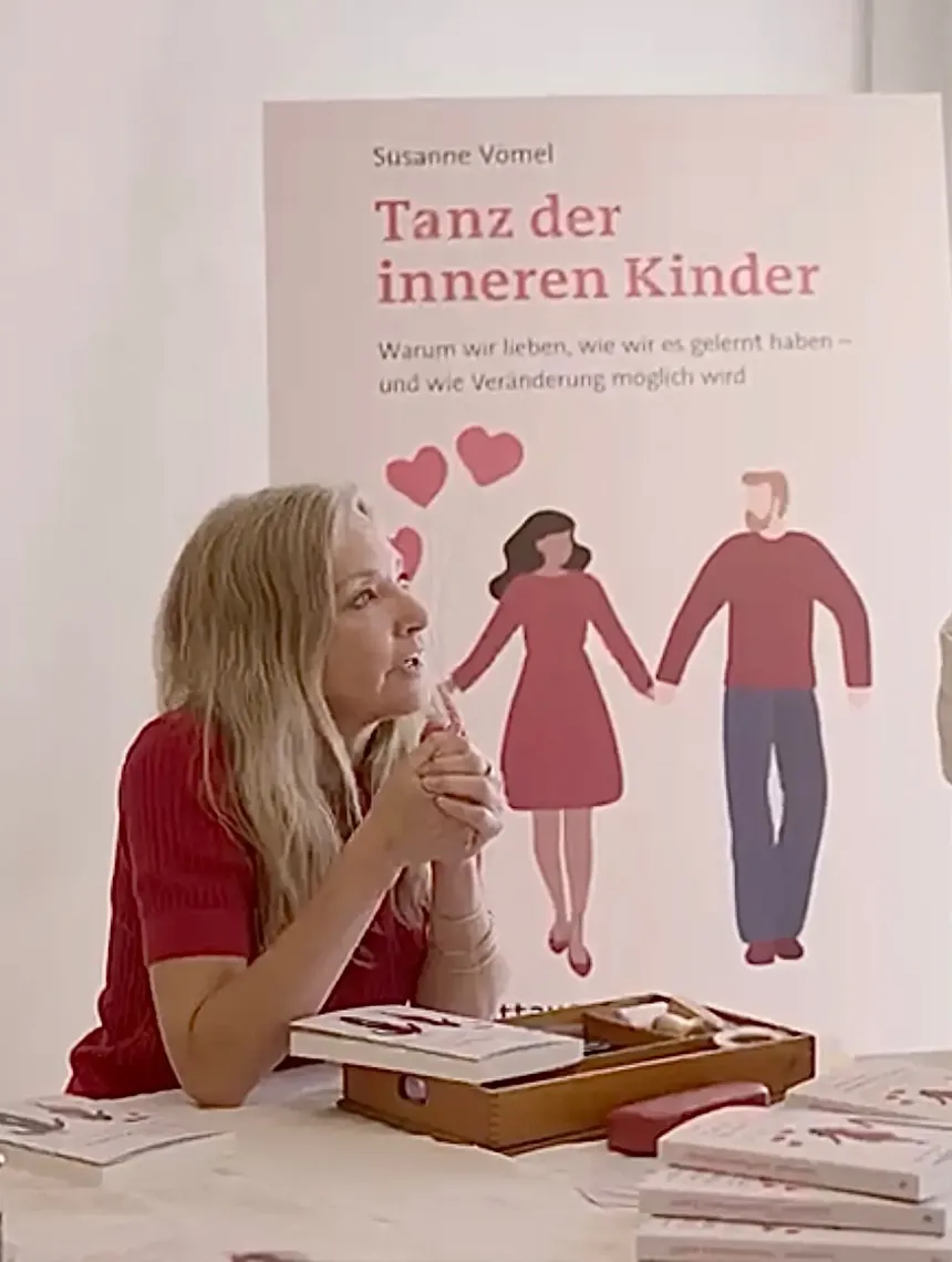 Susanne Vömel bei einer Buchvorstellung mit dem Buch „Tanz der inneren Kinder“